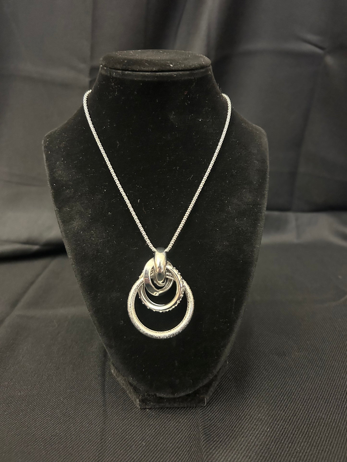 Interlocking Elegance Circle Pendant Necklace- Silver