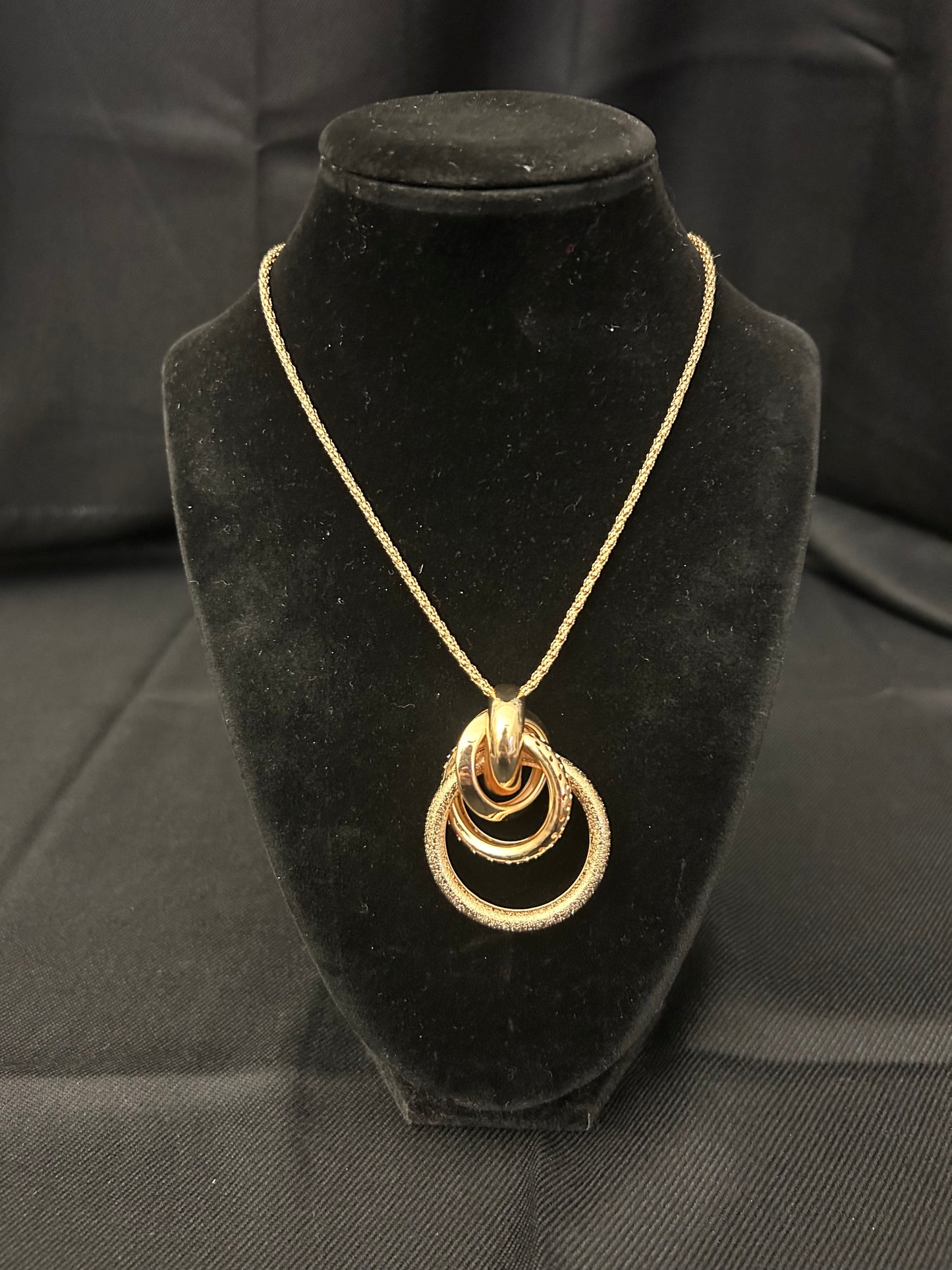 Interlocking Elegance Circle Pendant Necklace- Gold