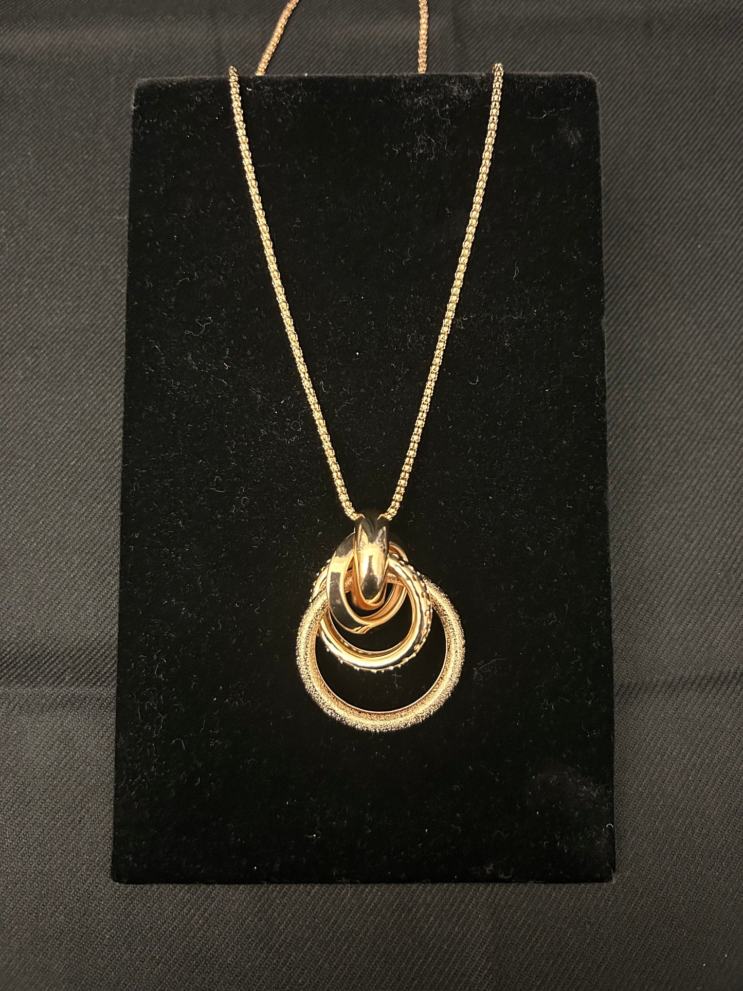 Interlocking Elegance Circle Pendant Necklace- Gold