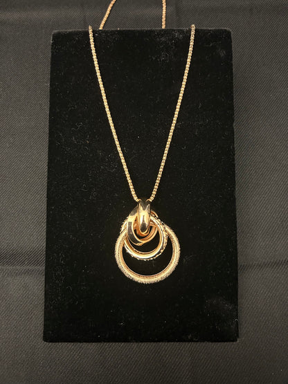 Interlocking Elegance Circle Pendant Necklace- Gold